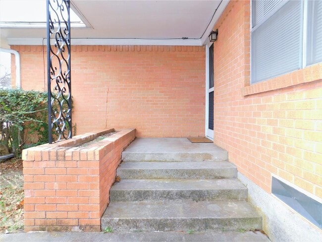 Building Photo - 1713 Crescent St