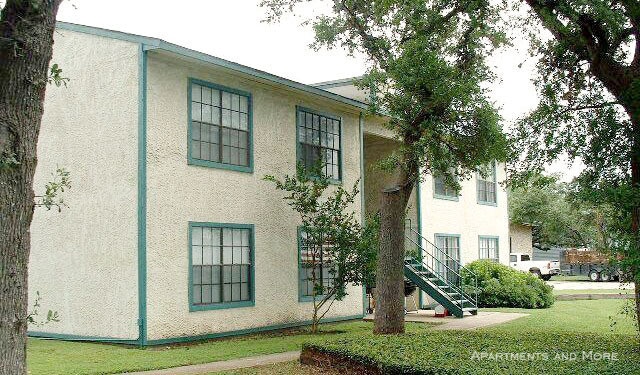 Building Photo - 1703 IH 35 N