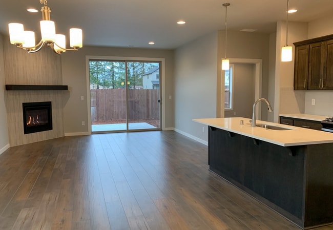 Building Photo - Beautiful 3 Bedroom 2.5 Bathroom with Prim...