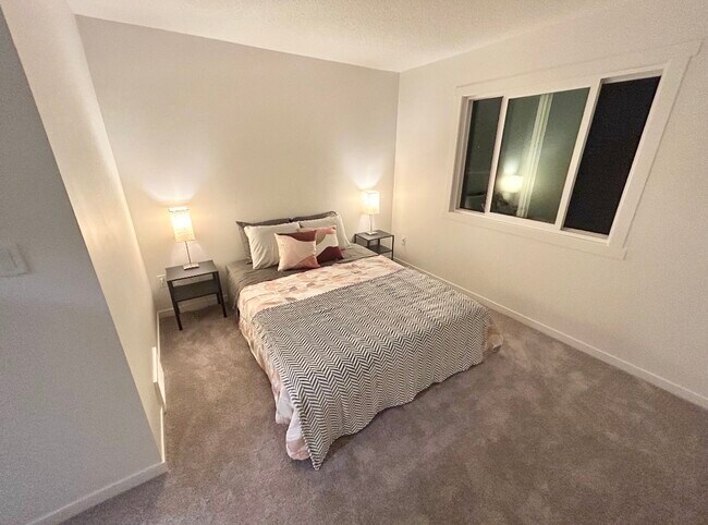 Photo du bâtiment - 592 Kinglet Blvd NW