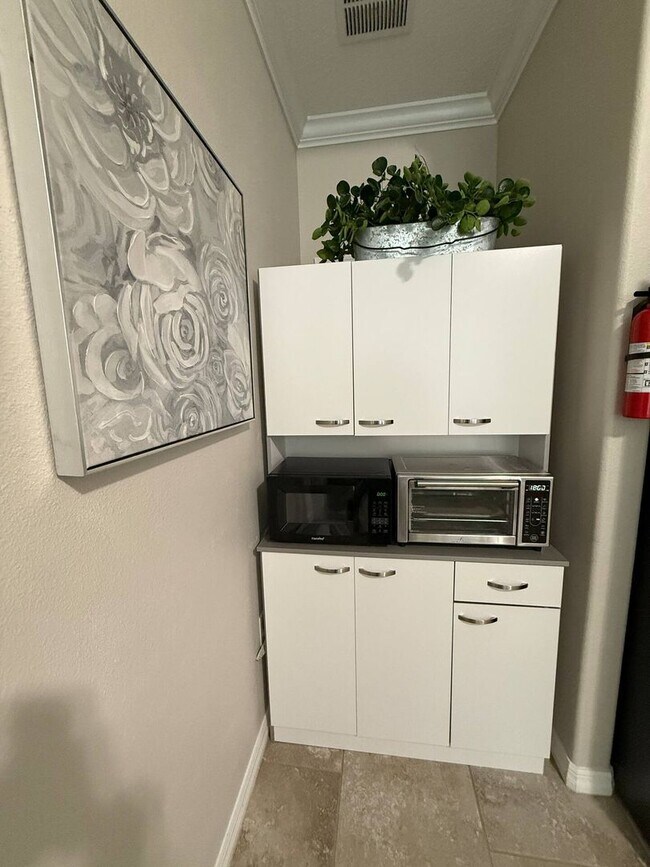 Foto del edificio - Furnished 1-Bedroom Apartment in Kindred –...
