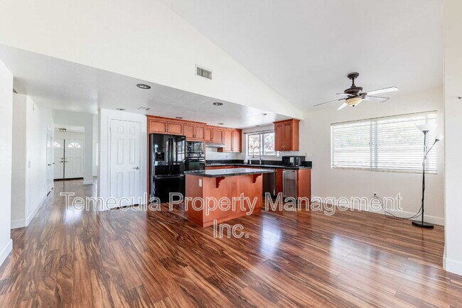 Foto del edificio - 24392 Ridgewood Rd
