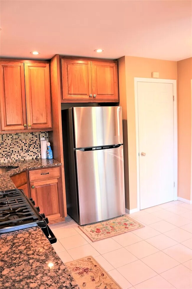 Kitchen - brand new Stainless steel Refrigerator - 3709 Birchwood Ct