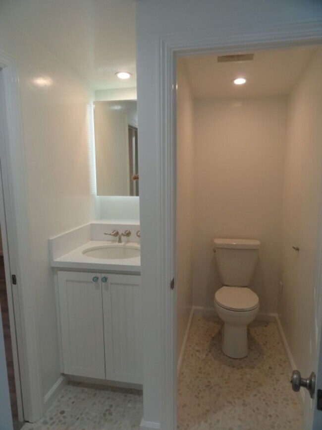 Building Photo - Pacific Grove Bungalow