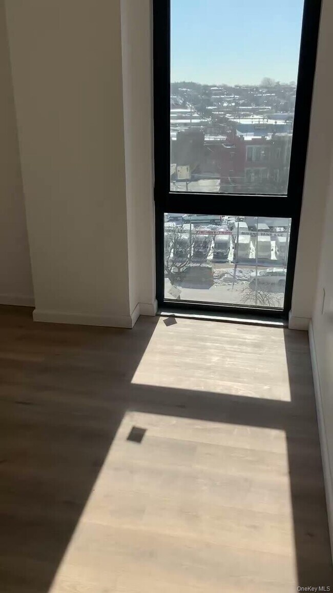 Foto del edificio - 70-40 45th Ave