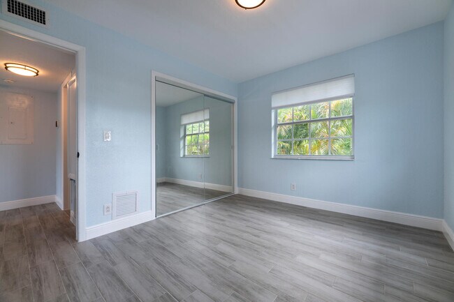 Building Photo - 5207 N Flagler Dr