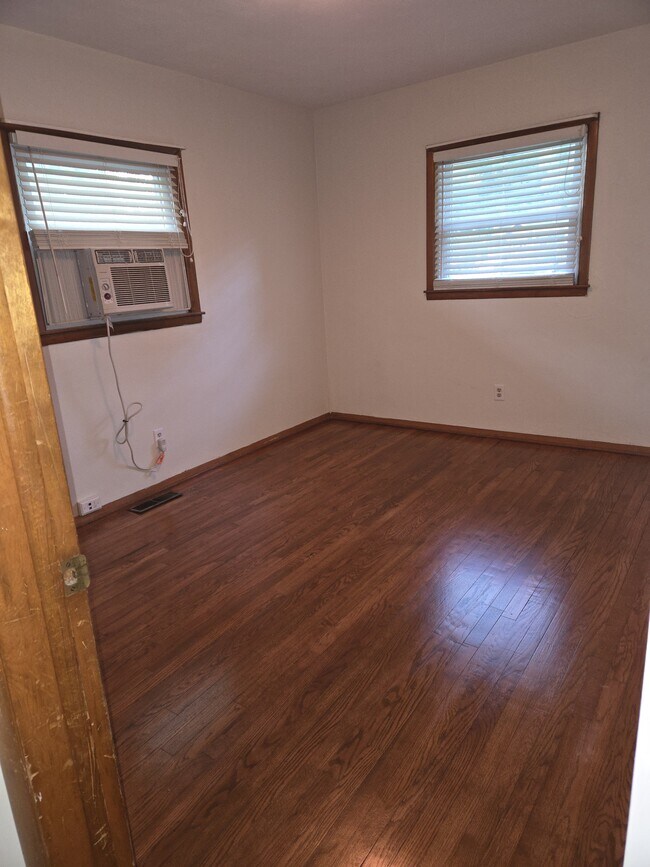 Building Photo - 1512 E Fairwood Dr