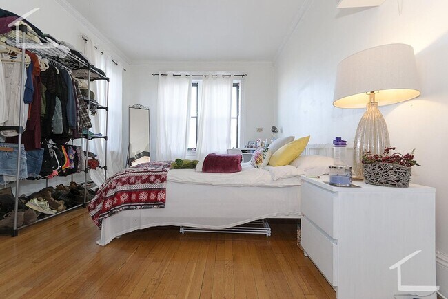 Building Photo - Spacious 4 Bedroom in Allston, Eat-in Kitc...