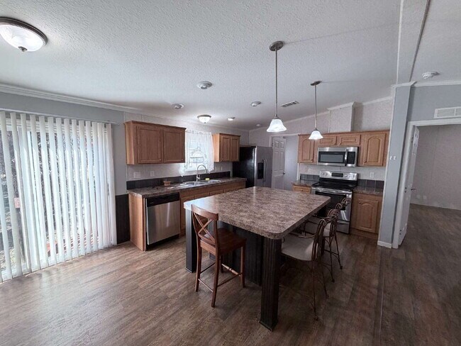 Foto del edificio - "Serene 3-Bed, 2-Bath Home in Auburndale - 1152 Sq Ft of Comfort on Hickory Rd!"