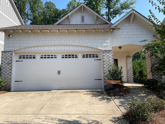 Foto del edificio - 3 Bedroom Home With Spacious Garage and Fenced Backyard!