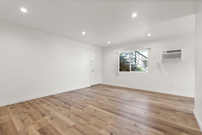 Interior Photo - Rowena