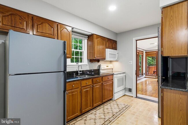 Building Photo - 9201 Beachway Ln