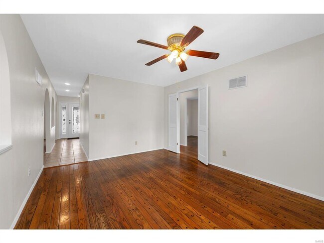 Building Photo - 596 Golfwood Dr