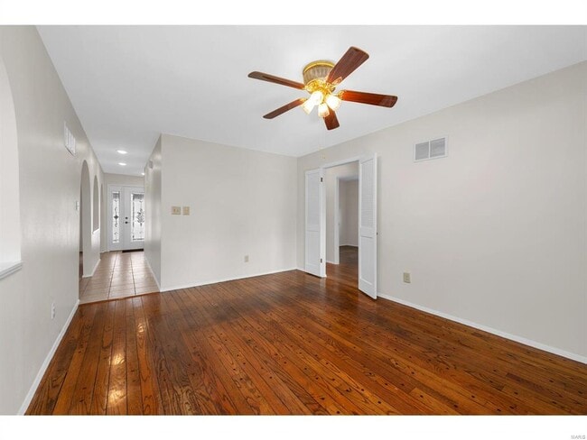 Foto del edificio - 596 Golfwood Dr