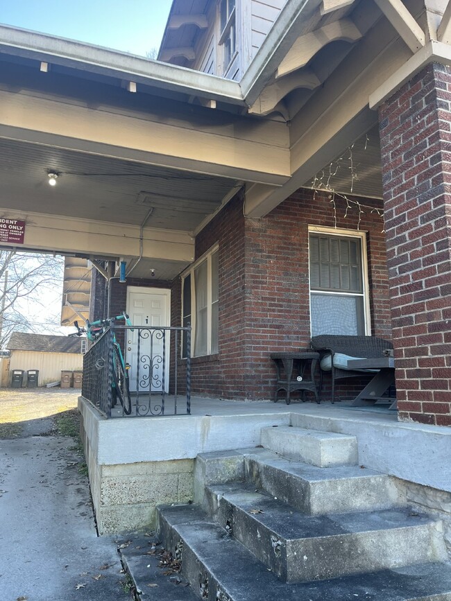 Building Photo - GREAT LEASE OPPORTUNITY 1 BEDROOM 1 BATH  ...