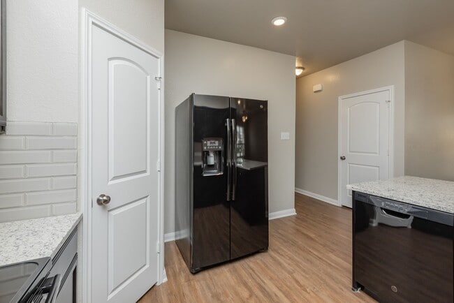 Building Photo - Bright & Cozy Duplex