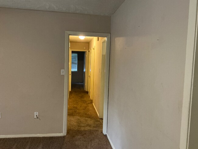 Foto del edificio - 402 Oakhill Cir