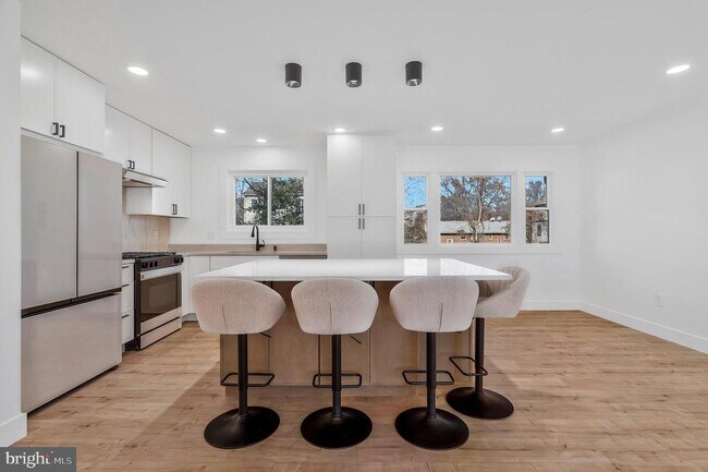 Foto del edificio - 6810 Weaver Ave