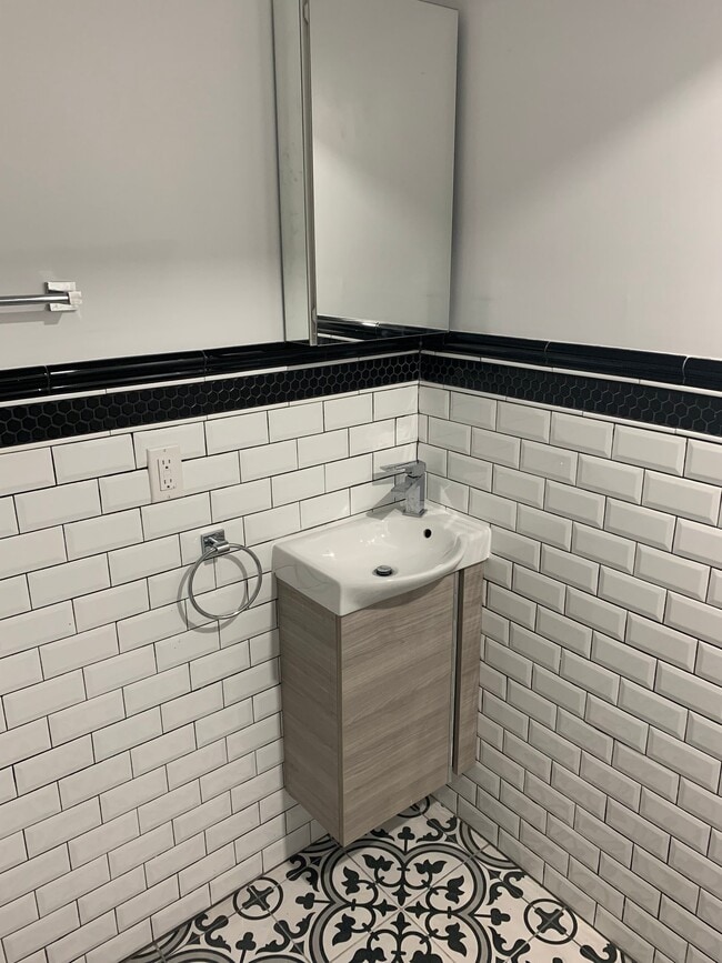 Building Photo - 618 Valley Ave