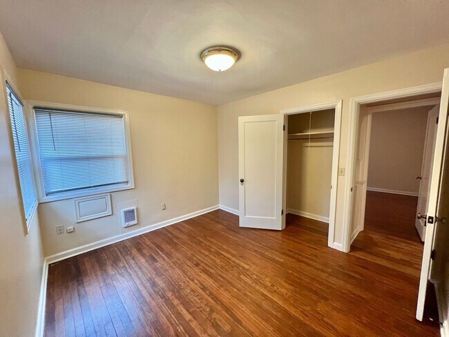 Building Photo - b931-935