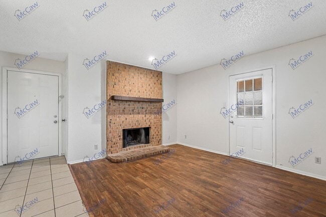 Building Photo - Cute 2/1 Unit in Fort Worth! **Move-in Spe...