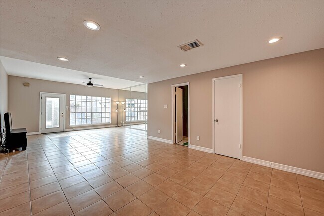 Building Photo - 2232 S Piney Point Rd