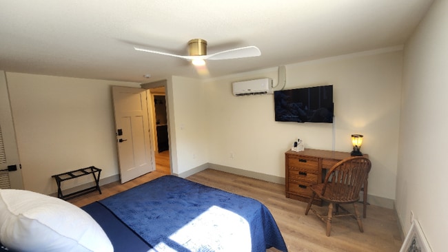 Building Photo - 1704 S Forest Dr