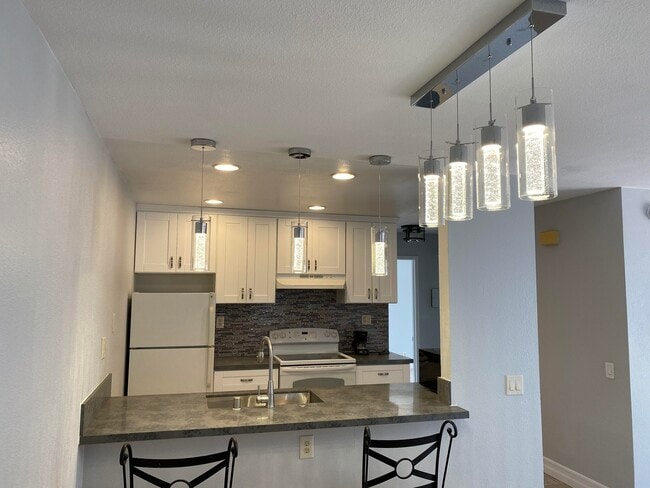 Foto del edificio - 8324 Regents Rd