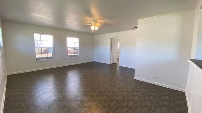 Foto del edificio - AVAILABLE NOW 3 BEDROOM 2 BATH HOME WITH BONUS ROOM IN RIVER OAKS