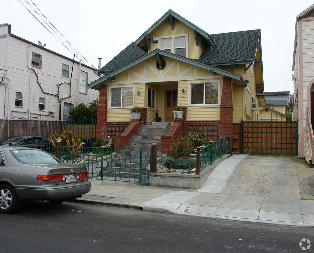 Building Photo - 253 Miriam St