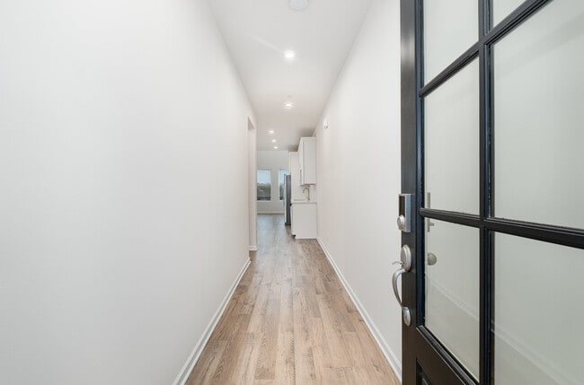 Building Photo - 605 Club View Way