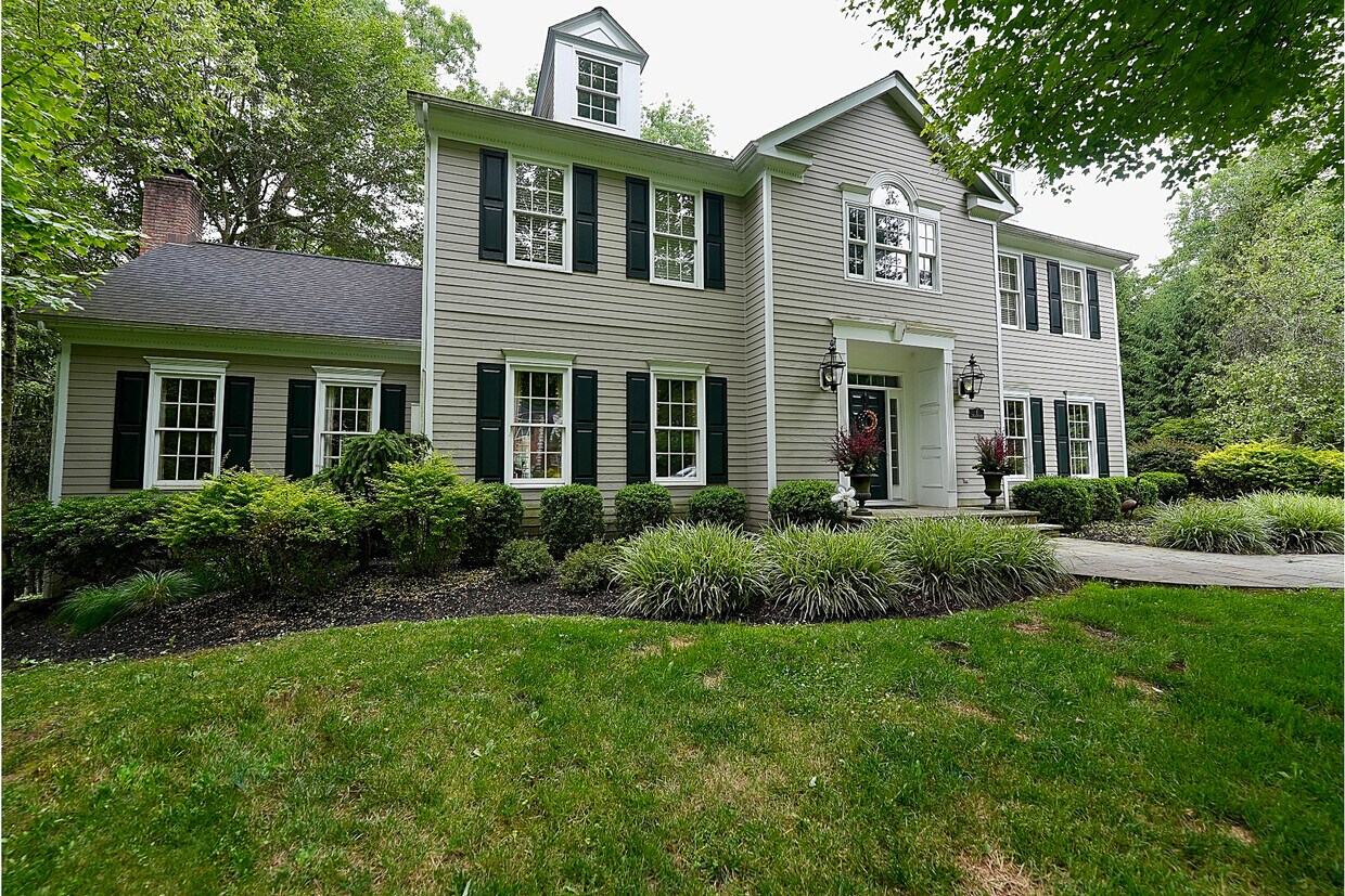 Primary Photo - 1 White Oak Ridge Ct