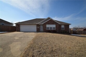 Building Photo - 904 SW Natchez Ct