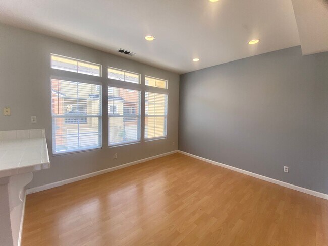 Foto del edificio - 2-Bedroom + Loft Condo for rent! Downtown ...