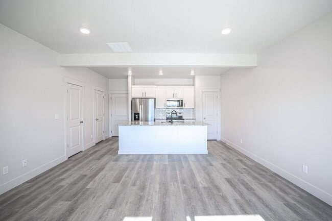 Building Photo - 3 bed, 2.5 bath Summerfield Townhome found in Rexburg!