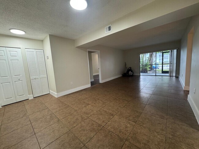 Foto del edificio - 711 N Pine Island Rd