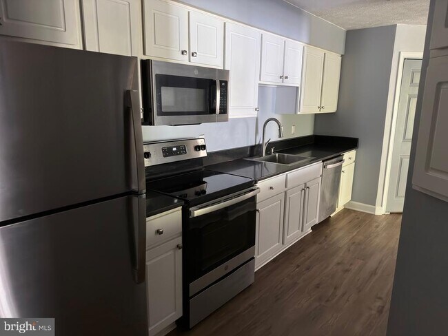 Building Photo - 631 Admiral Dr