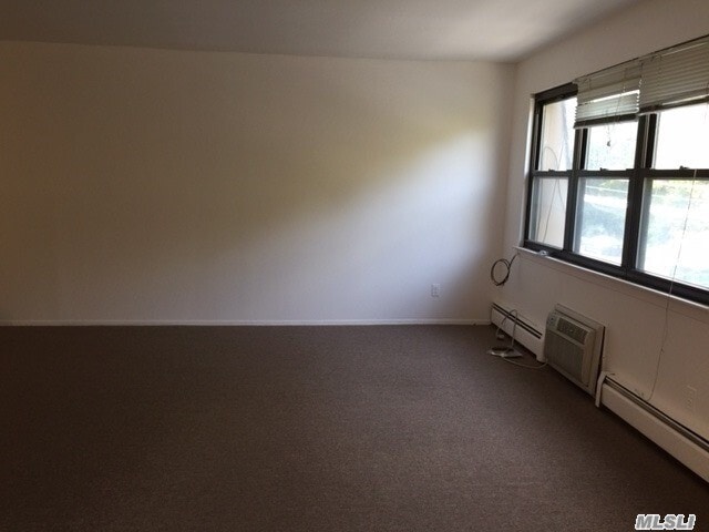 Building Photo - 68-21 Douglaston Pkwy