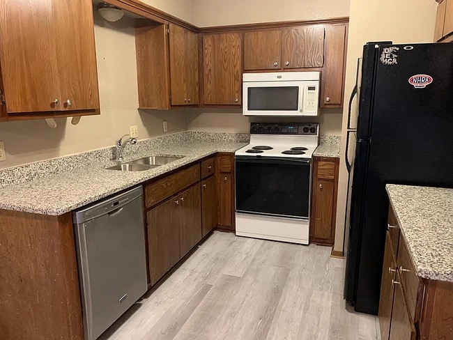 Building Photo - 120 Vinita Dr