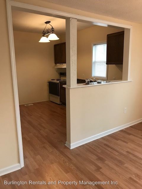 Building Photo - 1550 W Davis St