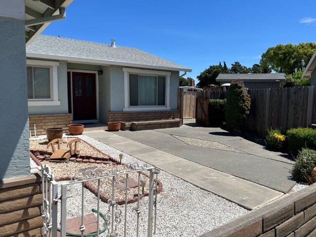 Building Photo - Modern & Updated 3 Bedroom One Story Suisu...