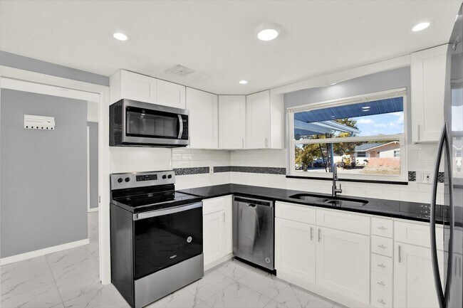 Foto del edificio - 7902 Canna Dr