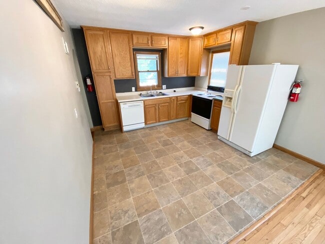 Foto del edificio - Charming 4 Bedroom Home Just One Block fro...