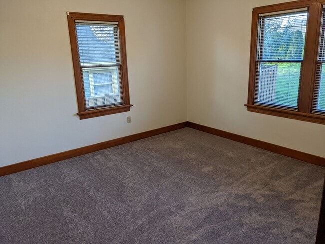 Building Photo - Large 3+ bedroom