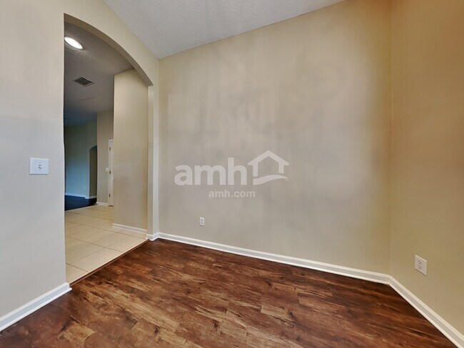 Foto del edificio - 705 Waterlily Way