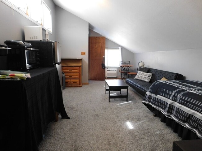 Photo - Studio with Views of the Monument House