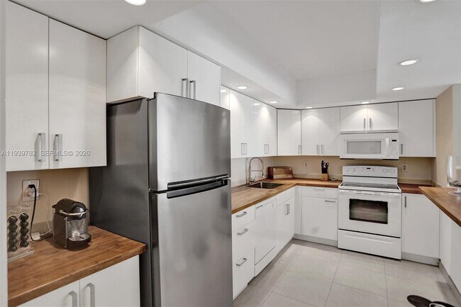 Foto del edificio - 19390 Collins Ave