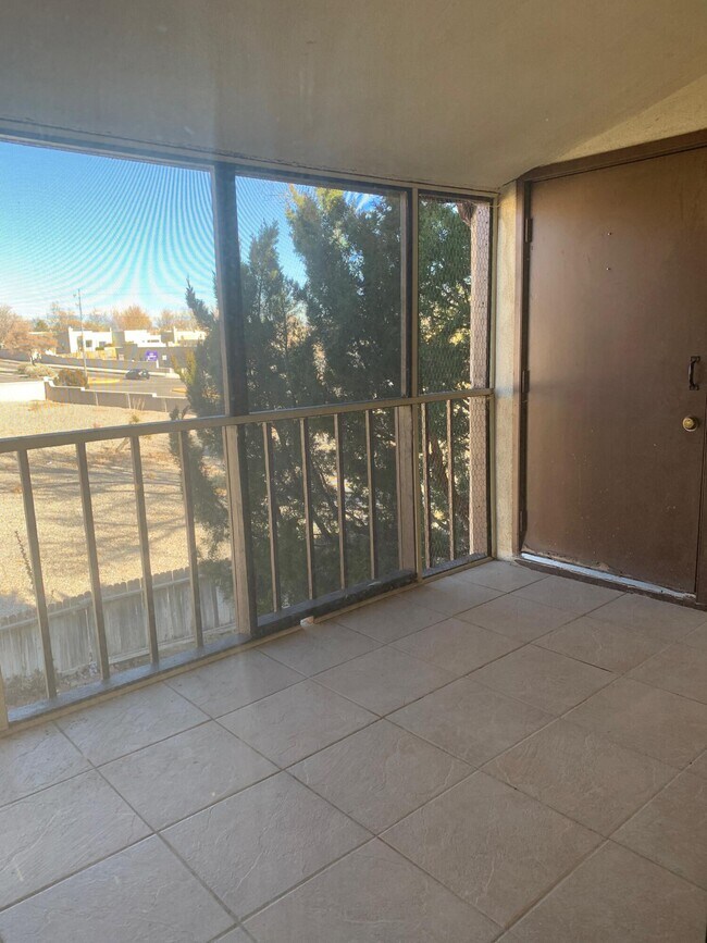 Building Photo - 937 Country Club Dr SE