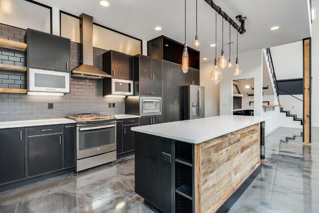 Building Photo - "Classy 3-Bed Oasis with Granite Touches &...