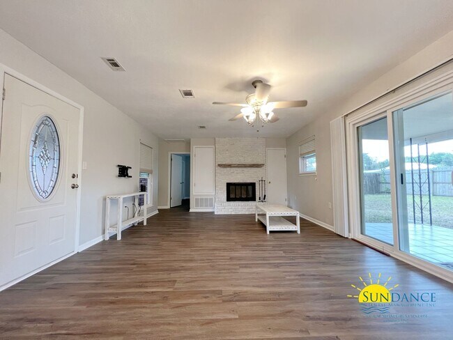 Foto del edificio - Great 3 Bedroom Home Close to Both Bases